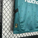 Detalhe do escudo e tecido da camisa infantil RC Lens Away (2) 2024/25 Puma, uniforme oficial licenciado, ideal para crianças e pequenos torcedores”