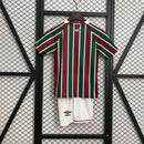 Kit Infantil Fluminense Home 2025/26 Umbro, camisa tricolor verde, grená e branca com shorts e meias combinando, uniforme oficial para crianças de 3 a 13 anos torcedoras do Fluminense."
