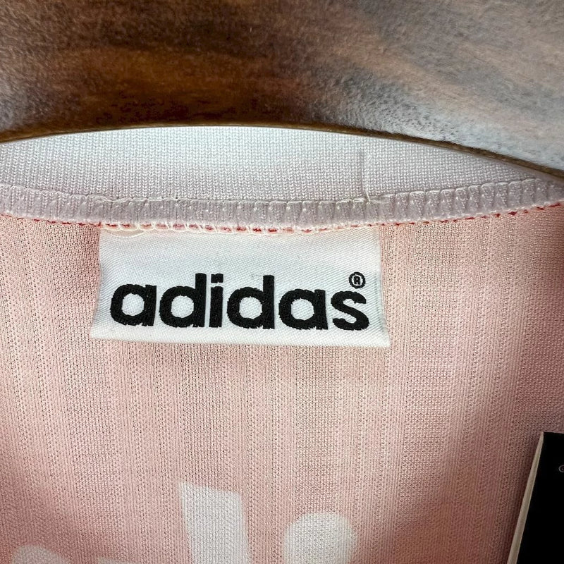 Camisa River Plate Home (1) 1996/98 Adidas Retrô Masculina, modelo branco com faixa diagonal vermelha, escudo bordado e logo clássico da Adidas, inspirada no uniforme histórico usado pelo clube argentino nos anos 90.

