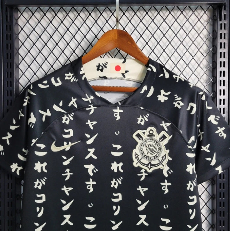 Camisa Corinthians 2023/24 edição especial Nike Torcedor masculina preta com estampa japonesa em branco e escudo bordado do clube no peito 