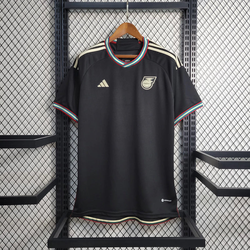 Camisa Jamaica Away II 2023/24 Adidas Torcedor Masculina preta, uniforme alternativo da seleção jamaicana, design moderno em preto com detalhes verde e amarelo, tecido leve e respirável, modelo masculino."
camisa Jamaica Away 2023/24 preta
camisa Adidas Jamaica torcedor masculina
uniforme alternativo seleção Jamaica
camisa Reggae Boyz 2023/24