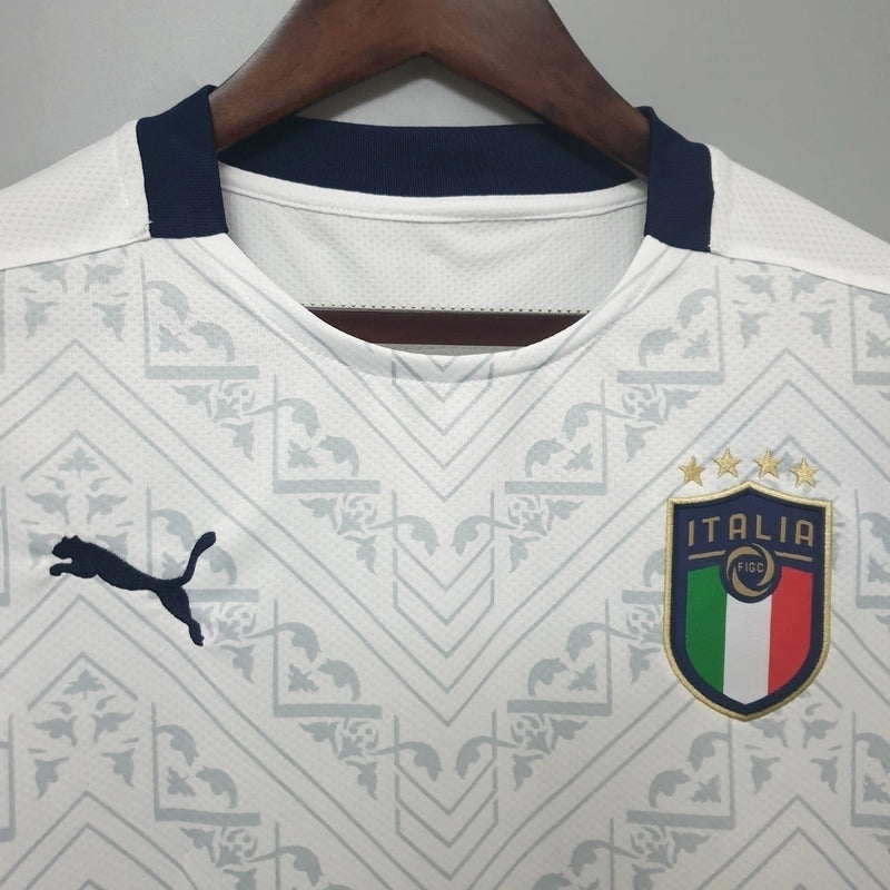Camisa Itália Away II 2020/21 Puma Torcedor masculina, branca, com escudo da seleção italiana no peito e detalhes sutis da Puma, feita em tecido leve e respirável, modelo com caimento confortável, ideal para torcer, treinos leves e uso casual.”