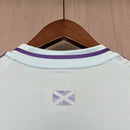 Camisa Escócia Away II 2024/25 Adidas masculina na cor azul, com detalhes em branco, gola em V, mangas curtas e design moderno pensado para torcedores, representando o estilo e a tradição da seleção escocesa"