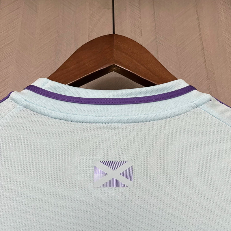Camisa Escócia Away II 2024/25 Adidas masculina na cor azul, com detalhes em branco, gola em V, mangas curtas e design moderno pensado para torcedores, representando o estilo e a tradição da seleção escocesa"