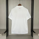 Camisa Turquia Home I 2024/25 Nike masculina branca com detalhes vermelhos, gola careca e tecido leve respirável para torcedores"