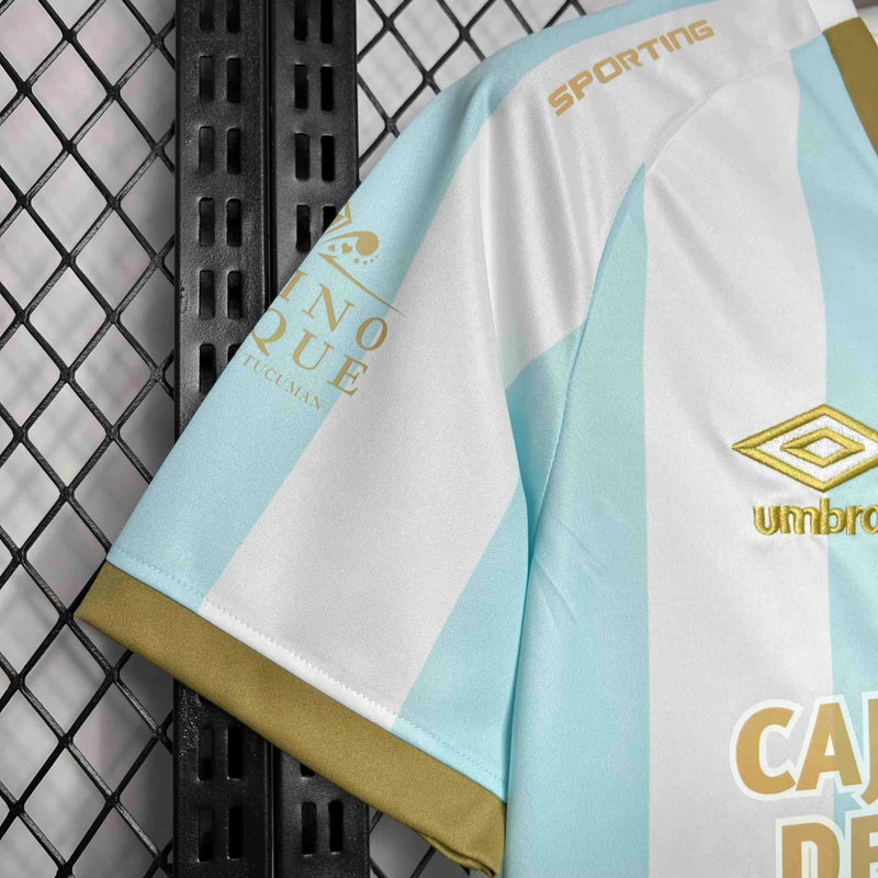 Camisa Tucumán Home I 2024/25 Umbro Torcedor Masculina azul, escudo do clube aplicado, tecido leve e respirável, design moderno para torcedores do Club Atlético Tucumán.
