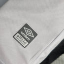 Kit Infantil Santos Home (1) 2025/26 Umbro oficial – uniforme completo com camisa branca tradicional e short, ideal para pequenos torcedores do Peixe"
