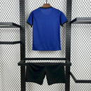 Vista traseira do Kit Infantil Barcelona Edição One Piece 2025/26 Nike, uniforme para crianças, com detalhes exclusivos do anime One Piece e design inspirado no clube Barcelona