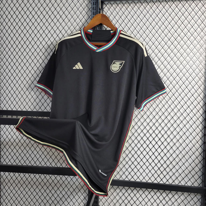Camisa Jamaica Away II 2023/24 Adidas Torcedor Masculina preta, uniforme alternativo da seleção jamaicana, design moderno em preto com detalhes verde e amarelo, tecido leve e respirável, modelo masculino."
camisa Jamaica Away 2023/24 preta
camisa Adidas Jamaica torcedor masculina
uniforme alternativo seleção Jamaica
camisa Reggae Boyz 2023/24