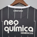 Camisa retrô do Corinthians modelo Away 2011/12 para torcedor masculino, preta com listras verticais cinza, escudo do clube bordado no peito esquerdo, logo Nike branco no peito direito e gola em V."
