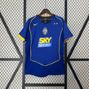Camisa Juventus Away II 2004/05 Nike Retrô Masculina azul, escudo da Juventus bordado no peito, gola redonda clássica e detalhes em preto e branco.