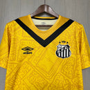 Camisa Santos III 2024/25 Umbro Torcedor Masculina – modelo na cor amarela com detalhes em preto, escudo do Santos FC bordado no peito esquerdo e logo da Umbro bordado no lado direito, design moderno e esportivo.