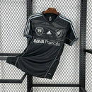 Texto alternativo para imagem:
Camisa River Plate Third (3) 2013/14 Adidas Retrô Masculina na cor preta com detalhes vermelhos e brancos, escudo bordado no peito e design inspirado no uniforme alternativo oficial da temporada 2013/14.

