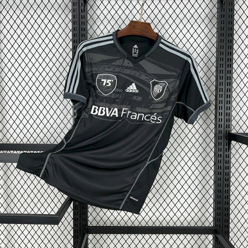 Texto alternativo para imagem:
Camisa River Plate Third (3) 2013/14 Adidas Retrô Masculina na cor preta com detalhes vermelhos e brancos, escudo bordado no peito e design inspirado no uniforme alternativo oficial da temporada 2013/14.

