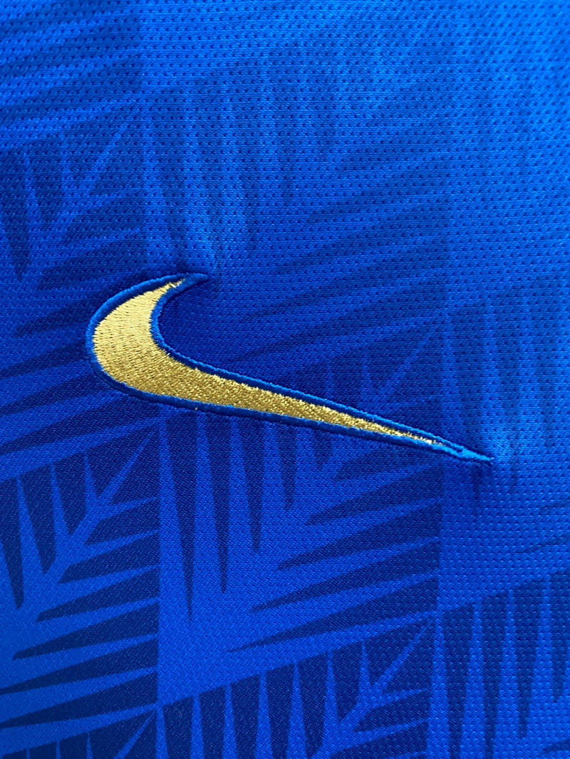 Camisa Finlândia Away II 2022/23 Nike masculina azul marinho com detalhes brancos e dourados, gola redonda e mangas curtas, modelo torcedor em tecido respirável para fãs da seleção finlandesa"