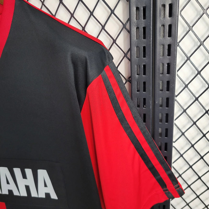 "Camisa Newell’s Old Boys 1993/94 Adidas Retrô Masculina vermelha e preta, modelo clássico anos 90, uniforme histórico do futebol argentino, ideal para colecionadores e torcedores apaixonados."