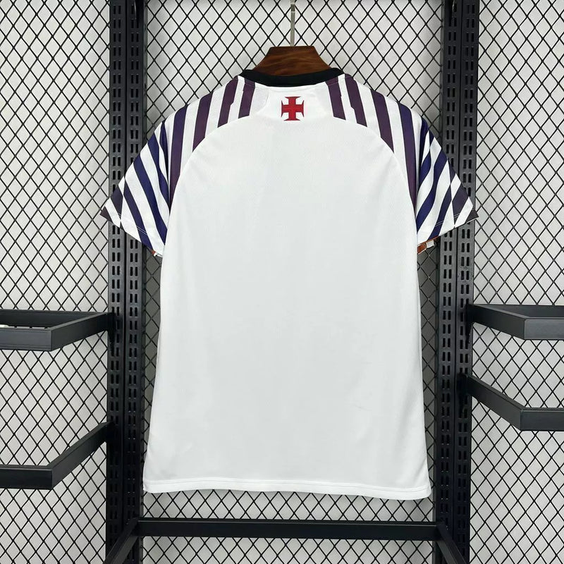 Camisa Vasco da Gama Pré-Jogo 2024/25 Kappa Torcedor Masculina, branca com detalhes de inclusão e escudo do clube no peito, tecido leve e respirável, ideal para treinos e uso casual.