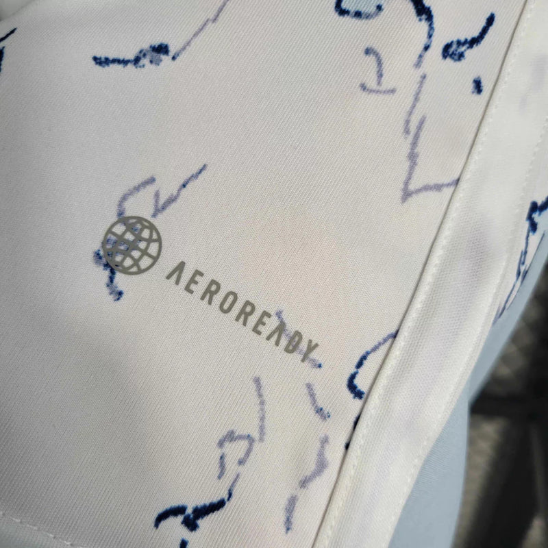 Camisa Bélgica Away II 2023/24 Adidas feminina, corte ajustado ao corpo, azul com detalhes em amarelo, escudo da seleção belga no peito e três listras Adidas nos ombros, tecido leve e respirável, ideal para treinos, jogos e torcer com estilo e conforto.”