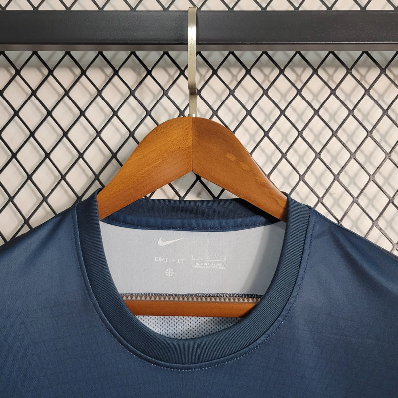 Camisa Al-Nassr Away (2) 2023/24 Nike Torcedor Masculina com design moderno em cores exclusivas azul e amarelo, escudo oficial estampado e tecido leve com tecnologia Dri-FIT para alta respirabilidade e conforto.