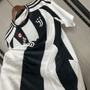 Camisa Juventus Home I 2024/25 Adidas Torcedor Masculina branca com listras pretas, escudo da Juventus bordado no peito e tecnologia AEROREADY para conforto e respirabilidade