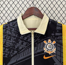 Detalhe da camisa Nike Corinthians 110 Anos 2023 bege com escudo do clube e tecido tecnológico.