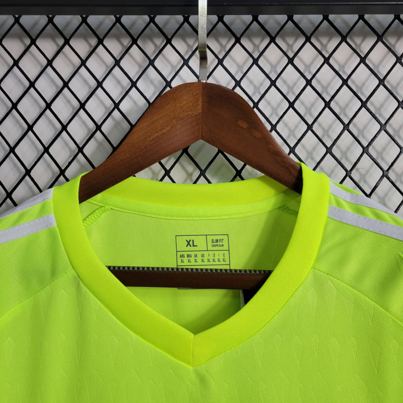 “Camisa Itália Goleiro 2023/24 Adidas Torcedor masculina, verde, com escudo da seleção italiana no peito, detalhes modernos da temporada e três listras Adidas nos ombros, feita em tecido leve e respirável, ideal para torcer com conforto e estilo