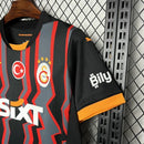 Camisa Galatasaray Third IIII 2024/25 Puma Torcedor Masculina Preta com detalhes em laranja e vermelho, escudo do clube, design moderno e confortável para torcedores apaixonados