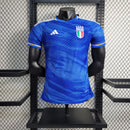 Camisa Itália Home I 2023/24 Adidas Jogador masculina, azul, com escudo da seleção italiana no peito e três listras Adidas nos ombros, feita em tecido leve e respirável, modelo com ajuste jogador para caimento próximo ao corpo, ideal para torcer com estilo e desempenho.”