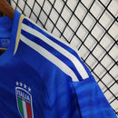 Camisa Itália Home I 2023/24 Adidas Torcedor masculina, azul, com escudo da seleção italiana no peito e três listras Adidas nos ombros, feita em tecido leve e respirável, modelo com caimento torcedor mais solto e confortável, ideal para torcer com estilo e autenticidade.”