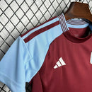 Kit Infantil Aston Villa Home I 2024/25 Adidas com camisa e short, uniforme infantil leve e respirável, ideal para jogos, treinos e jovens torcedores do Aston Villa."