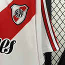 Camisa River Plate Home 1998/99 Adidas Retrô Masculina oficial, modelo branco com faixa diagonal vermelha, escudo bordado e design clássico da temporada histórica.
