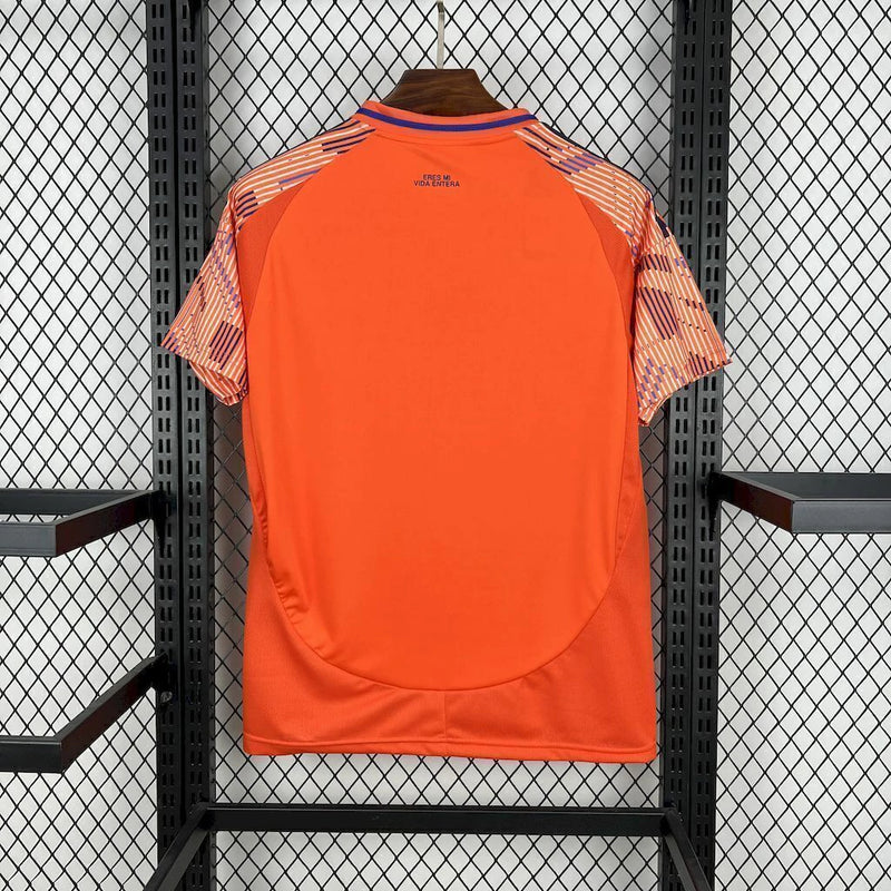 Camisa Universidad de Chile Away II 2025/26 Adidas Torcedor Masculina na cor laranja, modelo moderno com escudo bordado e tecnologia Aeroready, uniforme alternativo do clube chileno.