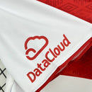 Texto alternativo para imagem:
Camisa Argentinos Juniors Away (2) 2025/26 Umbro Torcedor Masculina branca com detalhes vermelhos, escudo do clube estampado no peito e logo Umbro aplicado, design oficial para torcedores.

