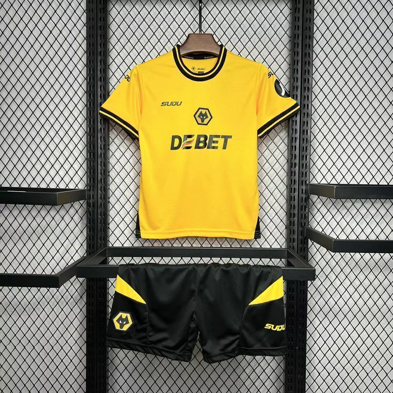 Kit Infantil Wolverhampton Home 2024/25 Castore dourado com detalhes pretos, uniforme oficial para crianças de 3 a 13 anos
