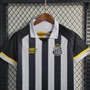Kit Infantil Santos Away 2023/24 Umbro, camisa e short infantil oficial do Santos FC, uniforme reserva branco com detalhes em preto para crianças, ideal para torcedores mirins, produzido em poliéster com conforto e respirabilidade.