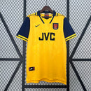 Camisa Arsenal Away II 1996/97 Nike Retrô Masculina amarela com detalhes em vermelho, gola clássica e escudo do Arsenal bordado, perfeita para colecionadores e fãs do futebol inglês."