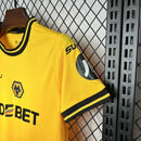 Kit Infantil Wolverhampton Home 2024/25 Castore dourado com detalhes pretos, uniforme oficial para crianças de 3 a 13 anos
