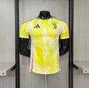 Camisa Juventus Away II 2024/25 Adidas Jogador Masculina amarela, escudo da Juventus no peito, design moderno com tecnologia AEROREADY e corte ajustado ao corpo.