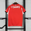 Camisa Benfica Home I 2025/26 Adidas Torcedor Masculina Vermelha, design clássico com detalhes brancos, conforto e tradição do futebol português.”