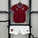 "Kit Infantil West Ham Home (1) 2025/26 Umbro oficial, camisa claret & blue com escudo do West Ham United em destaque, shorts combinando, uniforme completo para crianças de 3 a 13 anos"