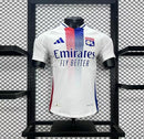 Camisa Olympique Lyon 2024/25 Adidas Jogador Masculina branca, com escudo do clube aplicado em heat transfer, detalhes em azul e vermelho, modelo oficial player usado pelos atletas, tecnologia HEAT.RDY e design moderno.