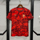 Camisa Portugal Edição A Seleção 2024/25 Torcedor Masculina vermelha com detalhes em verde e dourado, escudo bordado da Federação Portuguesa de Futebol, gola careca e tecido leve respirável ideal para torcer com estilo e conforto