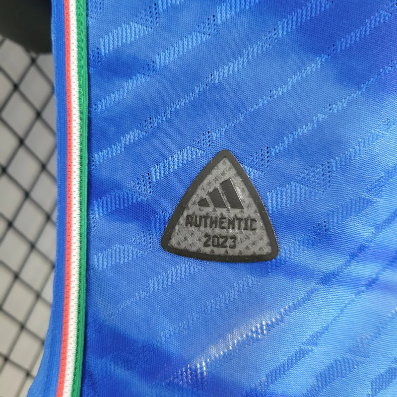 Camisa Itália Home I 2023/24 Adidas Jogador masculina, azul, com escudo da seleção italiana no peito e três listras Adidas nos ombros, feita em tecido leve e respirável, modelo com ajuste jogador para caimento próximo ao corpo, ideal para torcer com estilo e desempenho.”