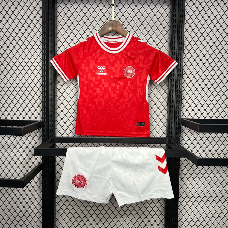 Kit Infantil Dinamarca Home I 2024/25 Hummel – uniforme infantil com camisa e short, tecido leve e confortável, modelo oficial da Seleção Dinamarquesa.