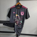 Camisa Japão Concept Dragão Rosa 2024/25 Adidas Torcedor Masculina preta, uniforme conceitual da seleção japonesa de futebol com design inspirado no dragão rosa, tecnologia AEROREADY, conforto e respirabilidade, ideal para torcedores e colecionadores.