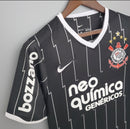 Camisa retrô do Corinthians modelo Away 2011/12 para torcedor masculino, preta com listras verticais cinza, escudo do clube bordado no peito esquerdo, logo Nike branco no peito direito e gola em V."