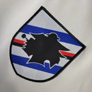 Camisa Sampdoria Away II 2022/23 Torcedor Masculina Branca com faixas azul, vermelha e preta no peito, escudo bordado e design clássico do clube italiano