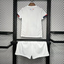 Kit Infantil PSG Away II 2024/25 Nike completo com camisa, shorts e meias, oficial, escudo do Paris Saint-Germain em destaque, design moderno e confortável para crianças de 3 a 13 anos"