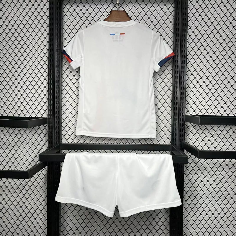 Kit Infantil PSG Away II 2024/25 Nike completo com camisa, shorts e meias, oficial, escudo do Paris Saint-Germain em destaque, design moderno e confortável para crianças de 3 a 13 anos"