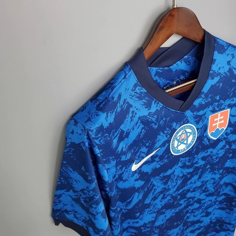 Camisa Eslováquia Home I 2020/21 Nike masculina azul com estampa gráfica, gola redonda e mangas curtas, modelo torcedor confortável em tecido respirável para fãs da seleção eslovaca